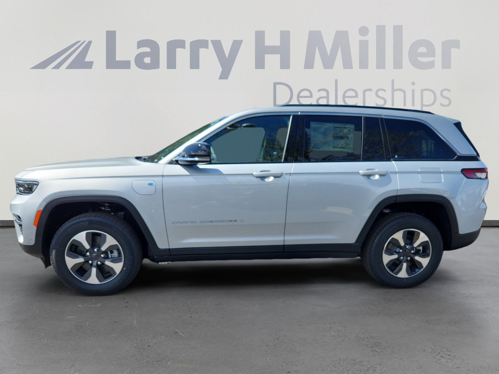 New 2025 Jeep Grand Cherokee Limited 4xe w/ Luxury Tech Group II image 2