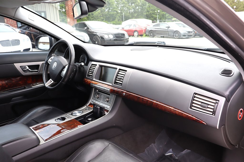 Used 2011 Jaguar XF Premium RWD image 17