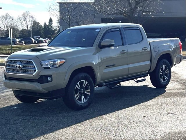 Used 2017 Toyota Tacoma TRD Sport image 3