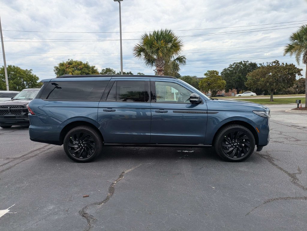 New 2027 Lincoln Navigator L Reserve w/ Jet Appearance Package AWD/4WD image 3