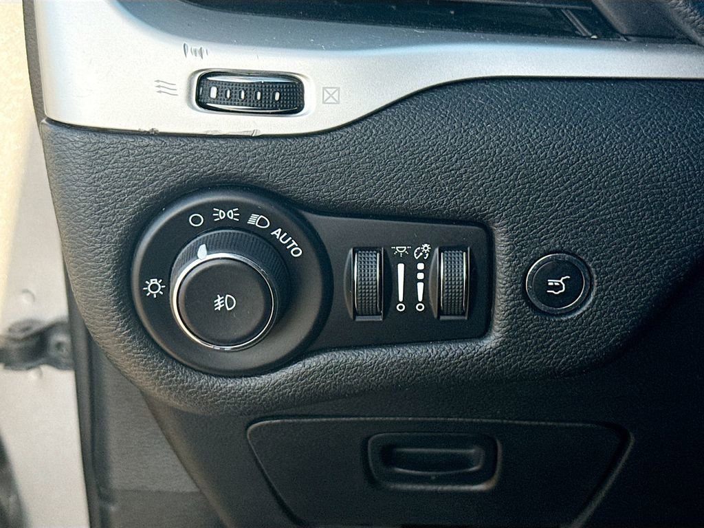 Used 2019 Jeep Cherokee Limited image 10