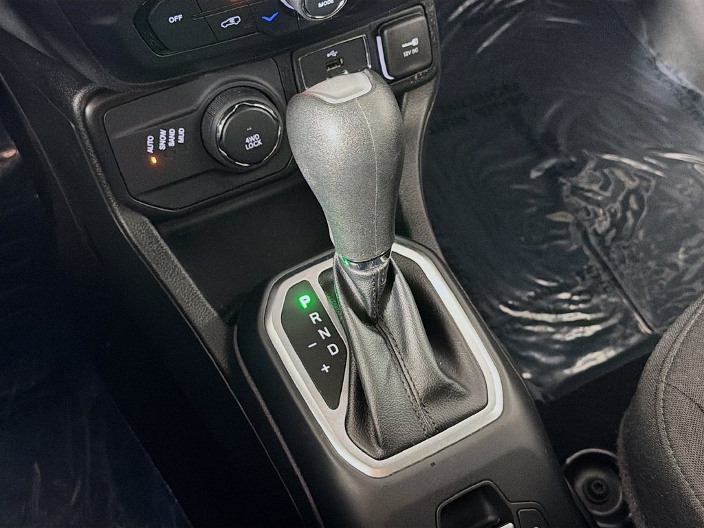 Used 2023 Jeep Renegade Latitude AWD/4WD image 17