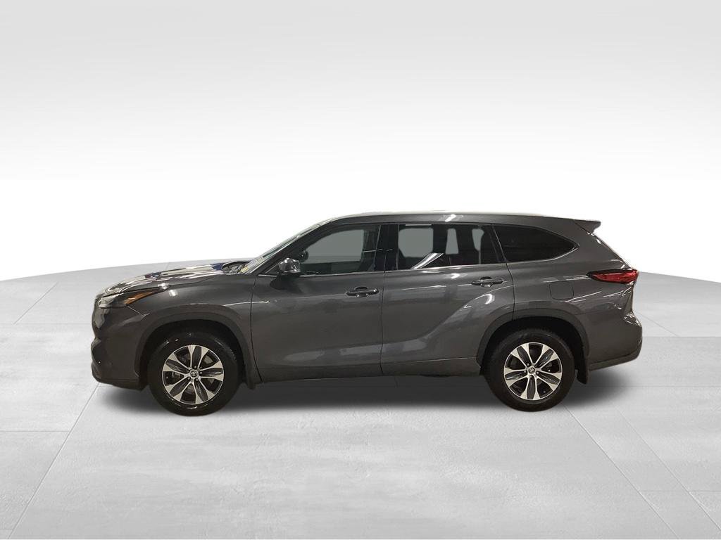 Used 2022 Toyota Highlander XLE AWD/4WD image 3
