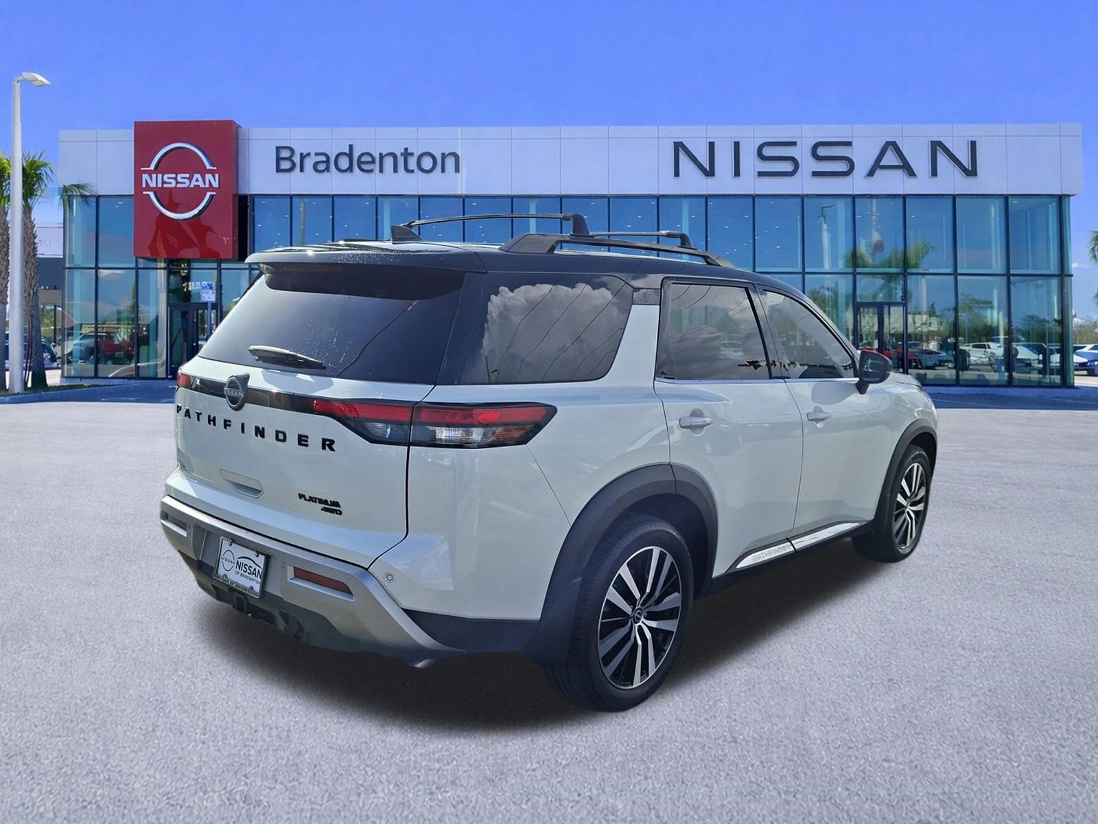 Used 2023 Nissan Pathfinder Platinum AWD/4WD image 5