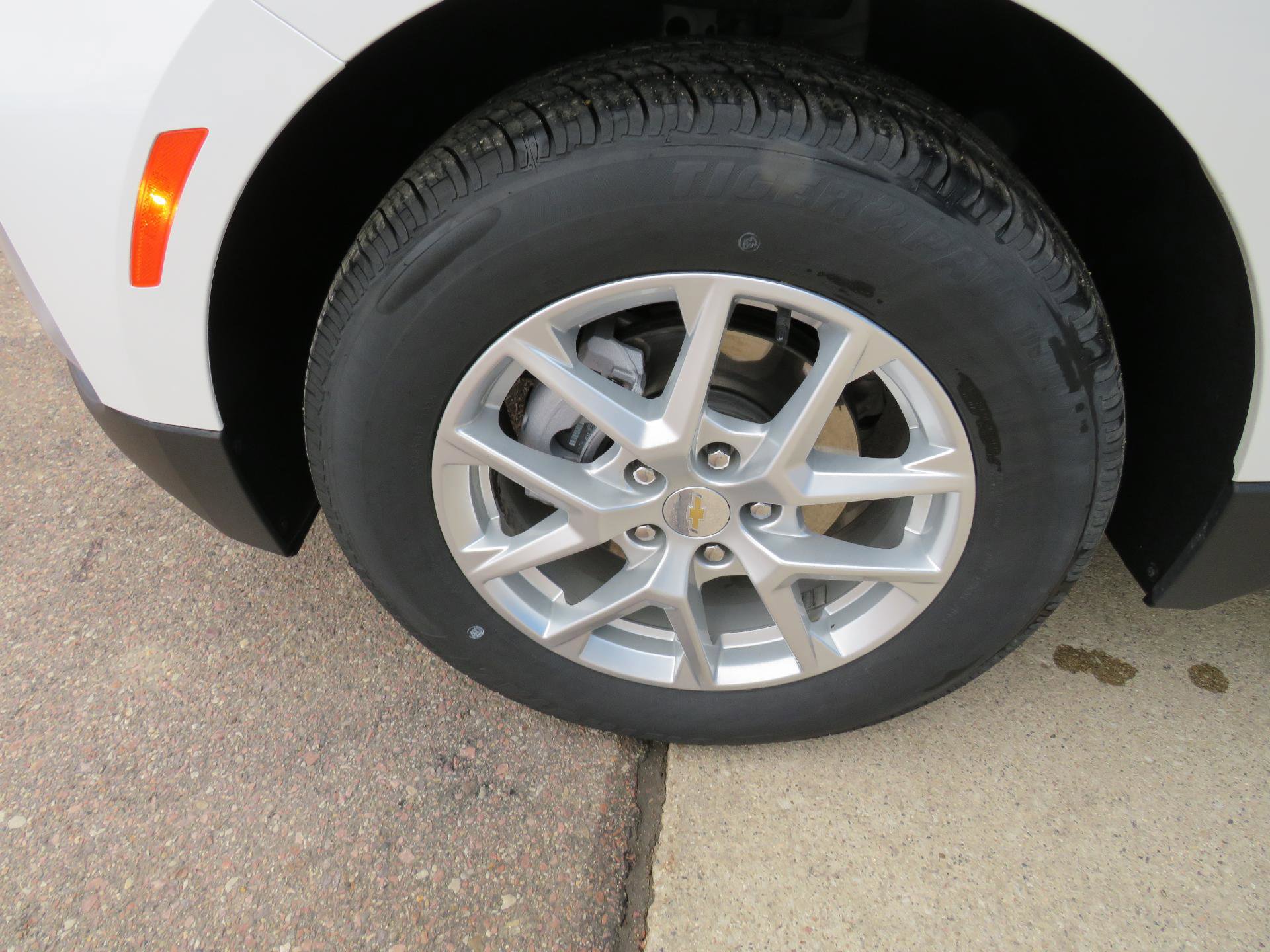 Used 2022 Chevrolet Equinox LT image 2