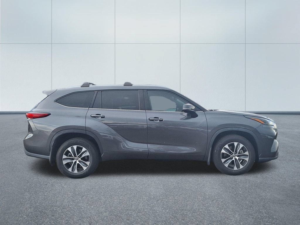 Used 2023 Toyota Highlander XLE AWD/4WD image 2