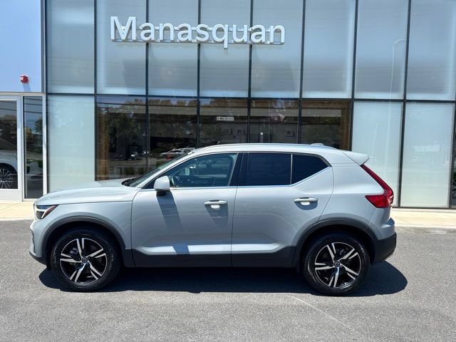 Used 2025 Volvo XC40 B5 Core AWD/4WD image 2