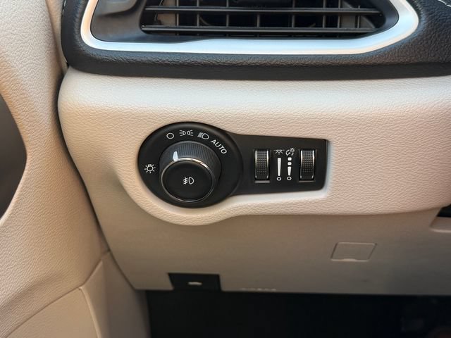 Used 2024 Chrysler Pacifica Limited FWD image 29