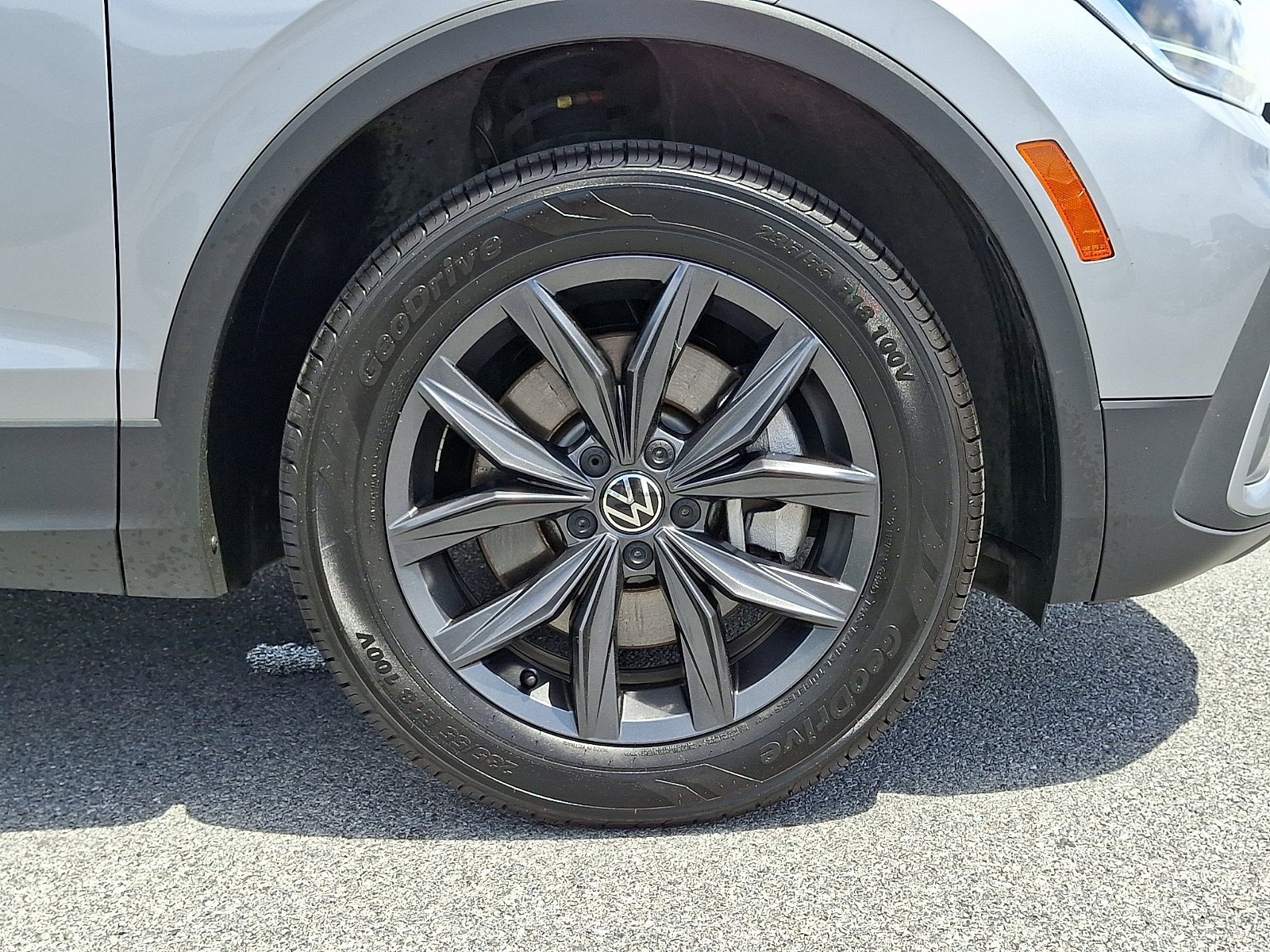 Used 2022 Volkswagen Tiguan SE AWD/4WD image 9