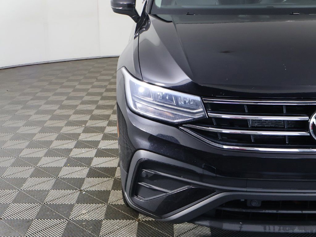 Used 2022 Volkswagen Tiguan SE w/ Panoramic Sunroof Package image 12
