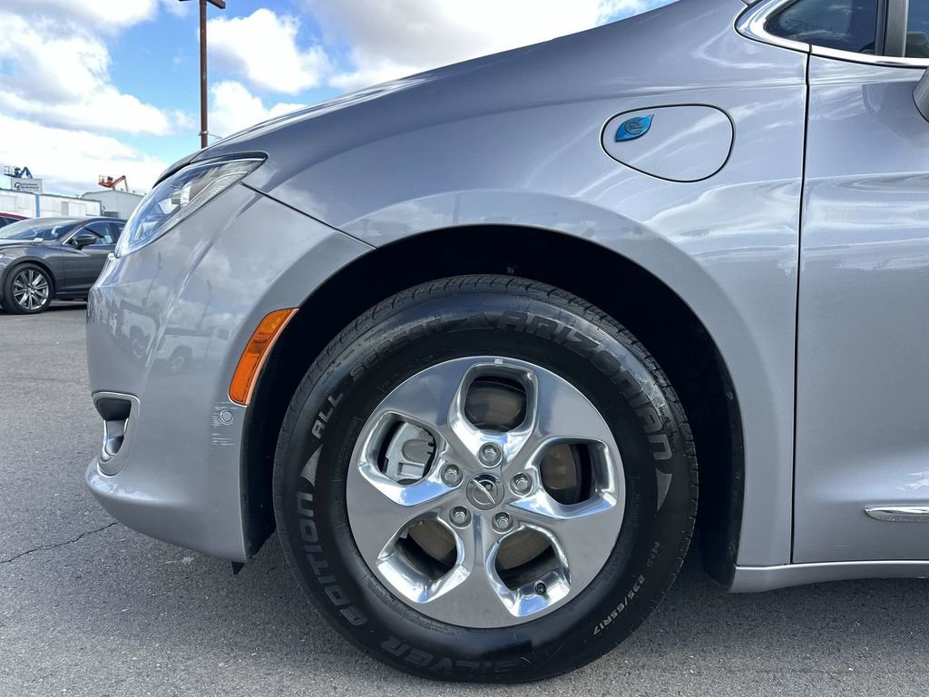 Used 2018 Chrysler Pacifica Limited w/ Advanced Safetytec Group FWD image 18