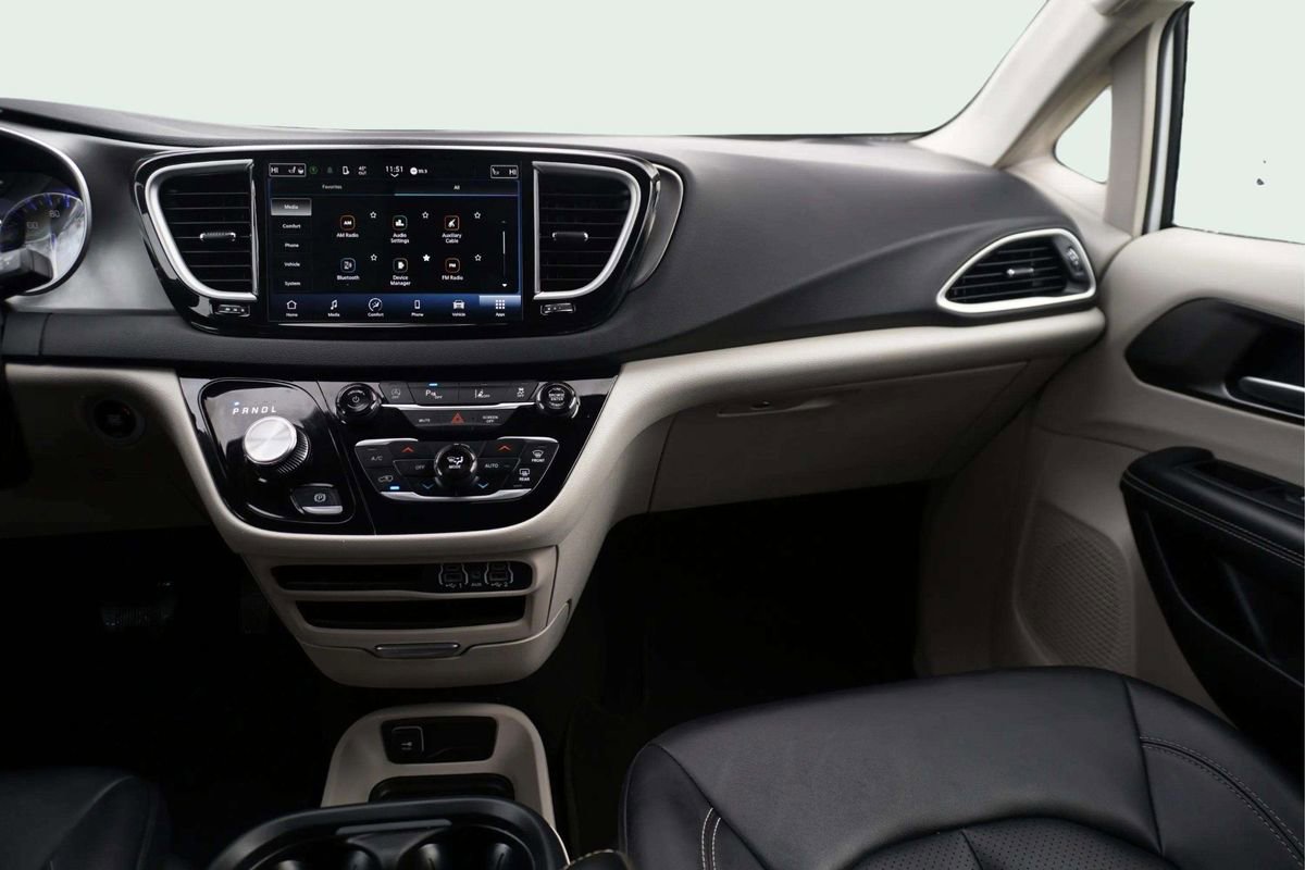 Used 2024 Chrysler Pacifica Touring-L FWD image 25