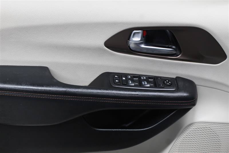 Used 2019 Chrysler Pacifica Touring-L FWD image 15