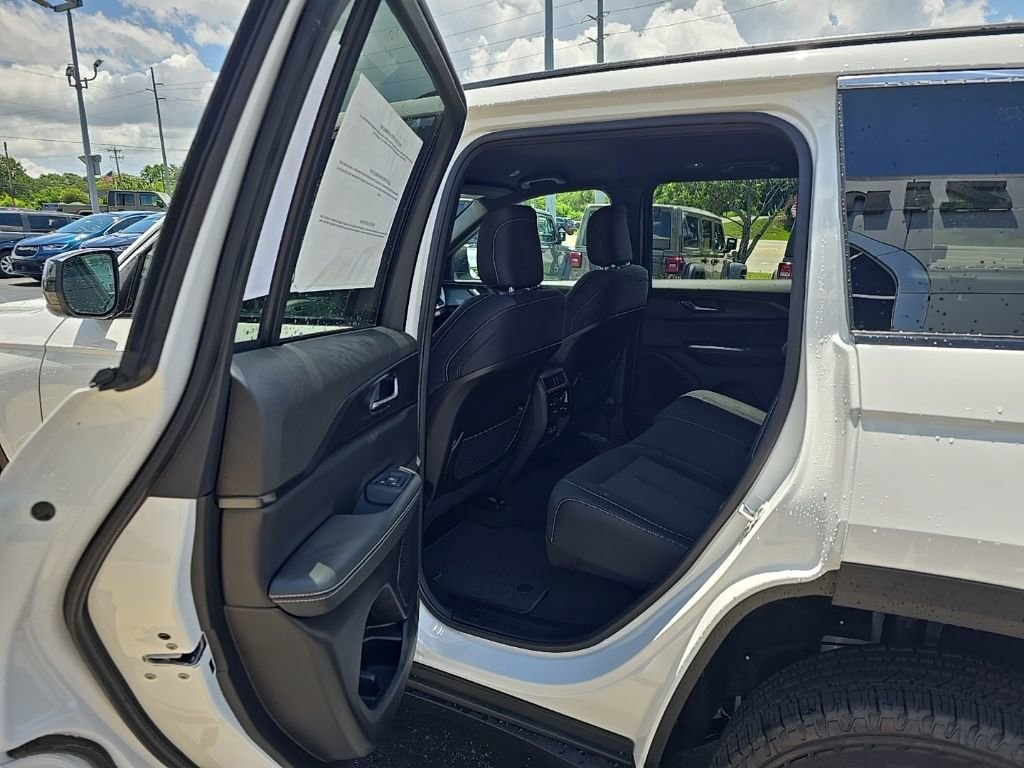 New 2025 Jeep Grand Cherokee Laredo w/ Luxury Tech Group I image 16