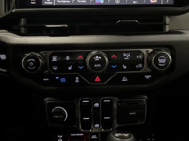 Used 2024 Jeep Wrangler Unlimited image 17