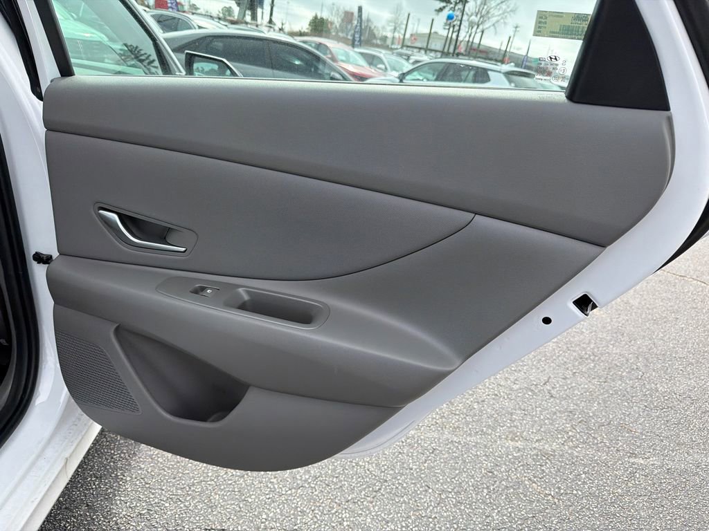 Used 2025 Hyundai Elantra SEL image 17