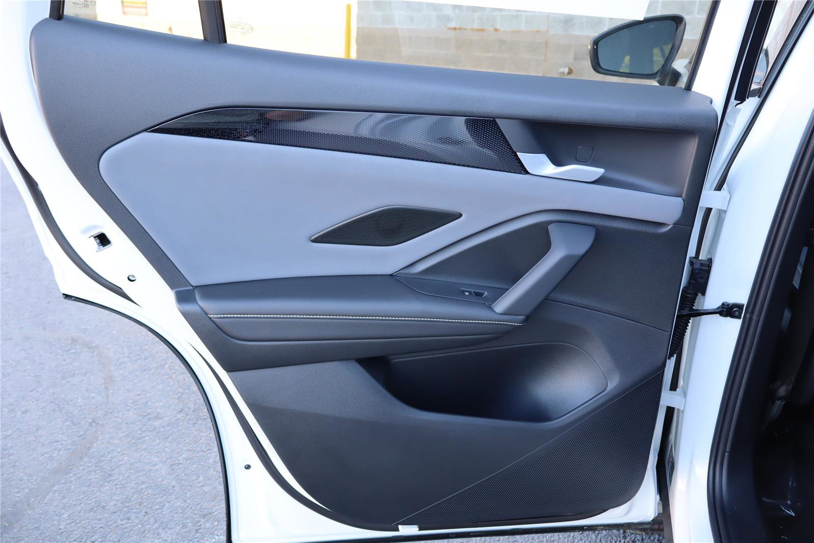 New 2026 Volkswagen Tiguan SE R-Line FWD image 25