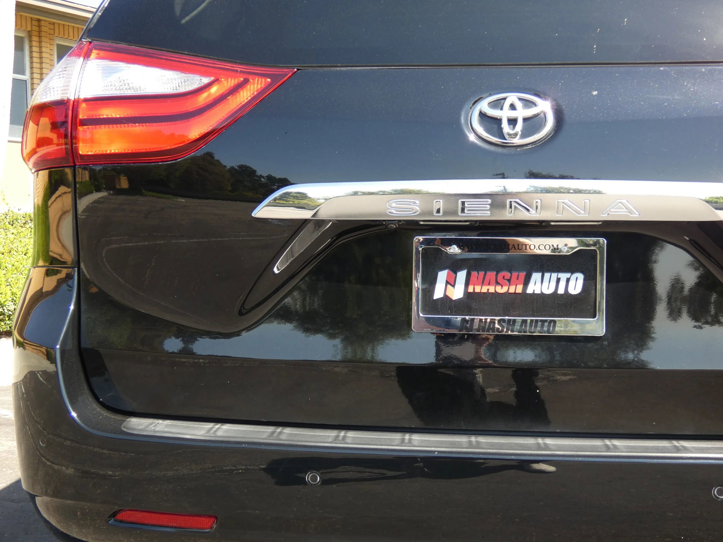 Used 2018 Toyota Sienna Limited image 11