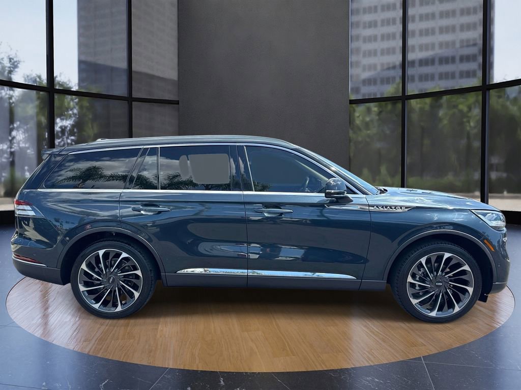Used 2023 Lincoln Aviator Reserve w/ Equipment Group 201A image 2