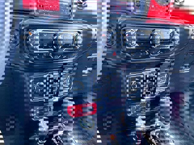 Used 2018 Jeep Wrangler Unlimited Rubicon w/ Dual Top Group AWD/4WD image 26