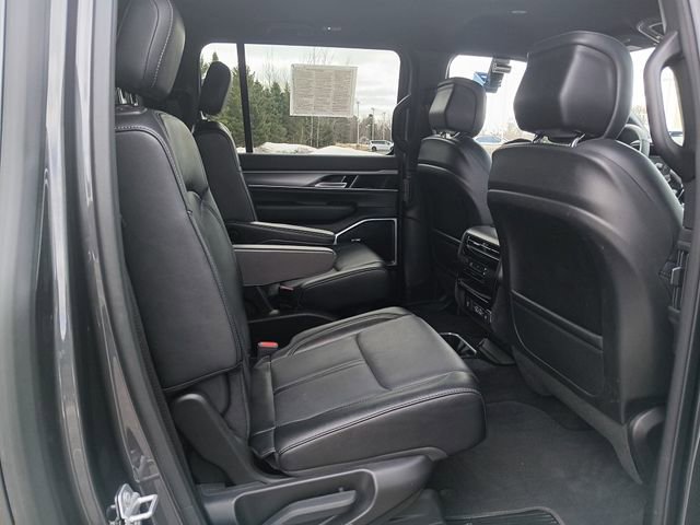 Used 2025 Jeep Wagoneer L Series II image 23