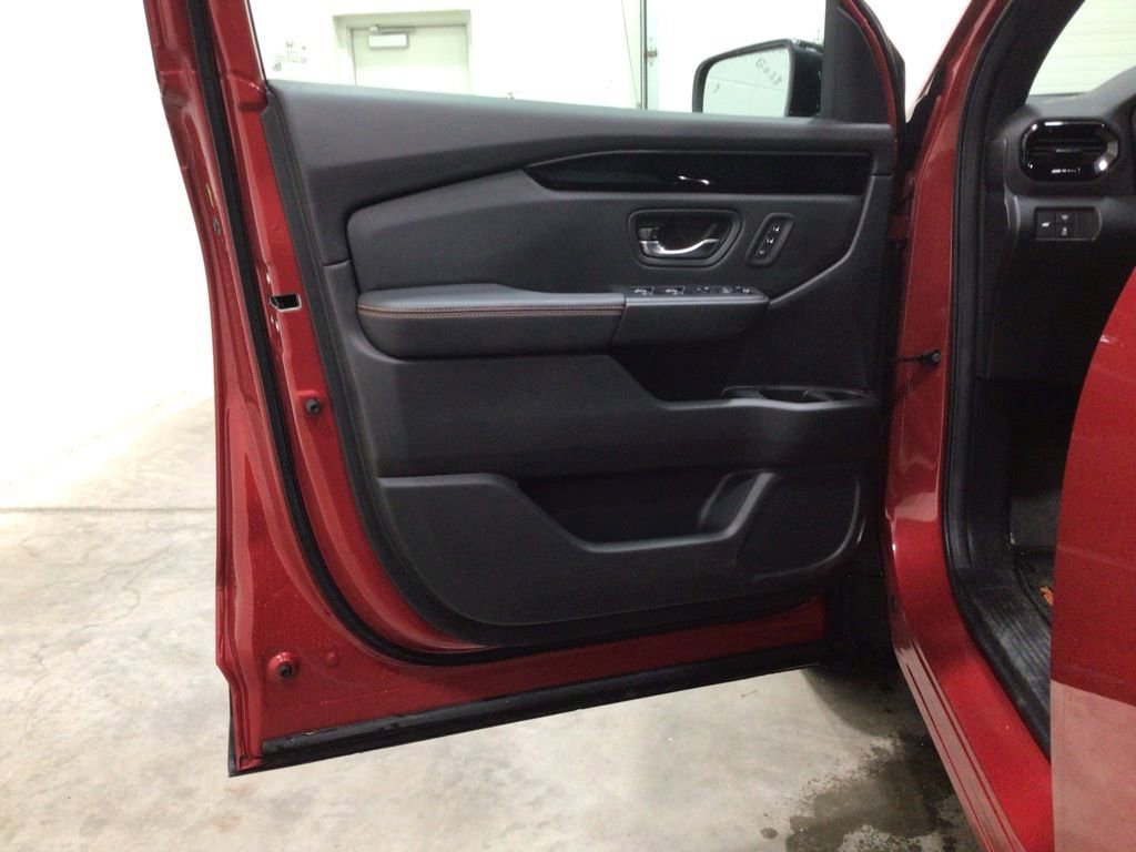 Used 2025 Honda Pilot TrailSport image 17