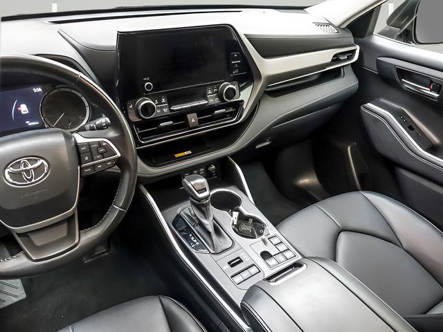 Used 2023 Toyota Highlander XLE AWD/4WD image 15