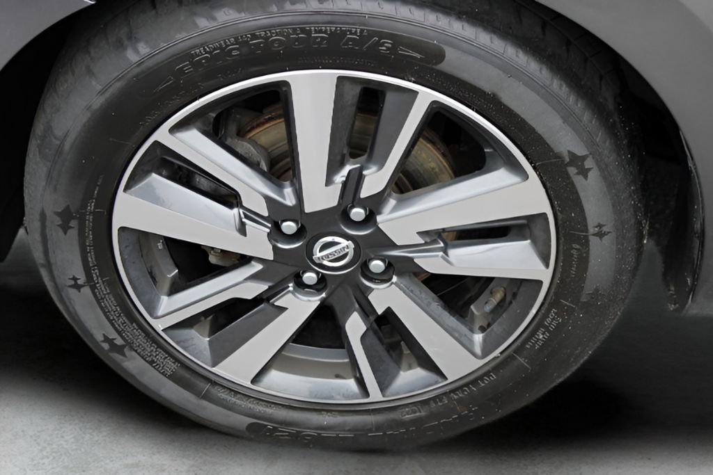 Used 2021 Nissan Versa SV image 2