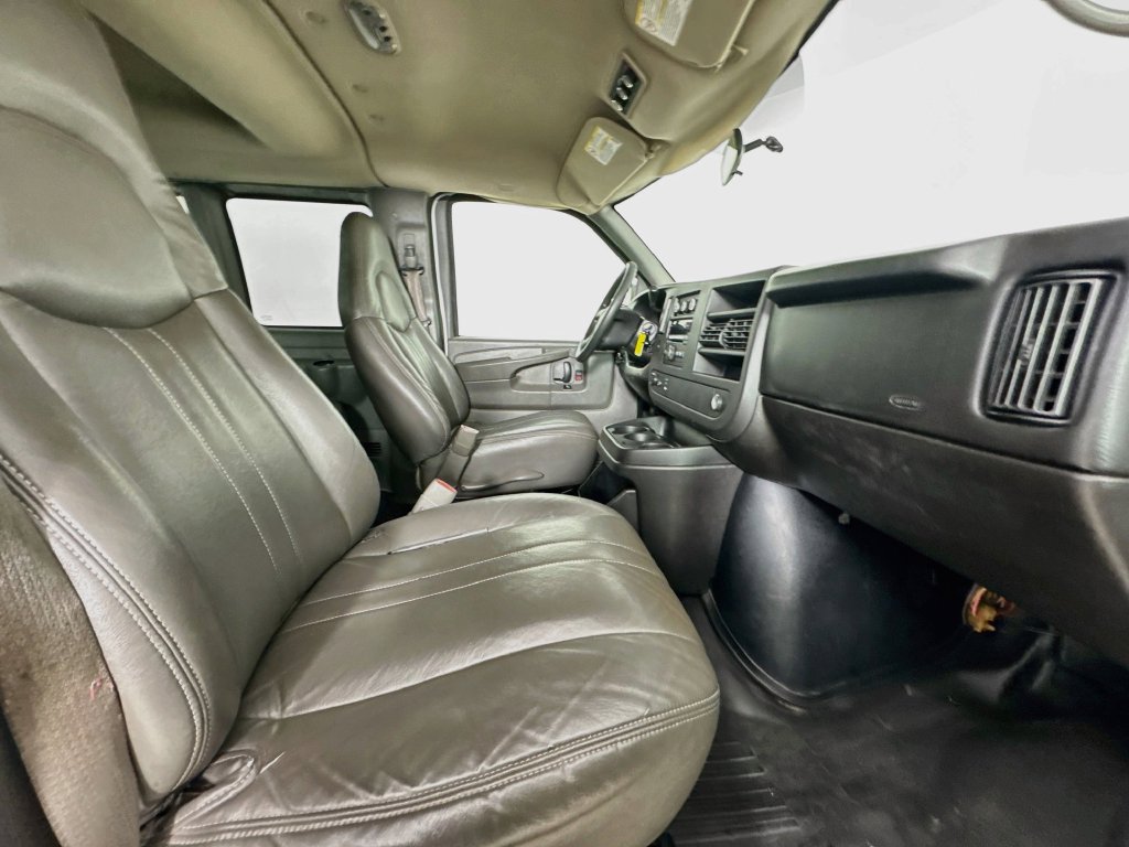 Used 2008 Chevrolet Express 3500 Extended Passenger RWD image 31