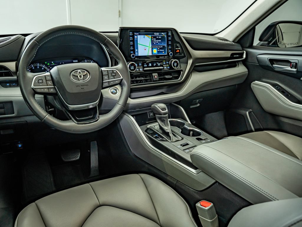Used 2021 Toyota Highlander XLE AWD/4WD image 30