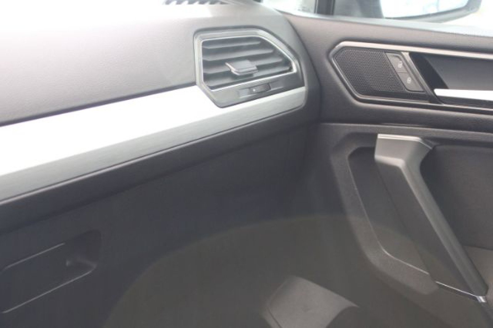 Used 2018 Volkswagen Tiguan S w/ Front Fog Lights Package image 19