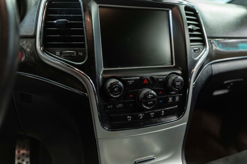 Used 2015 Jeep Grand Cherokee SRT image 9