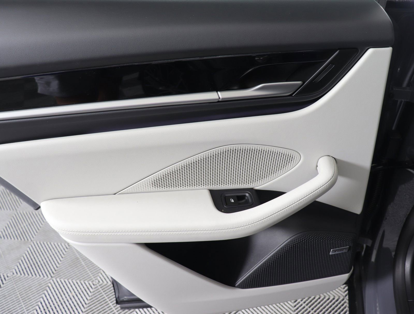 Certified 2025 Porsche Macan Electric RWD image 25