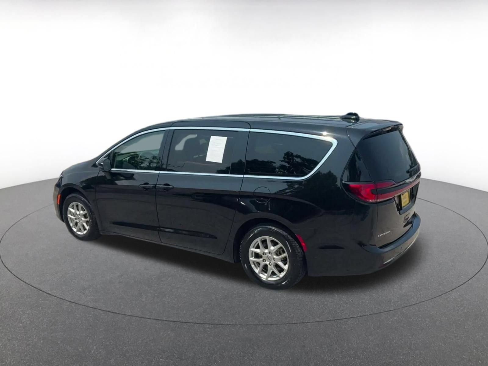 Used 2024 Chrysler Pacifica Touring-L FWD image 9