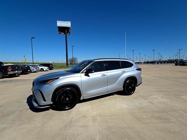 Used 2023 Toyota Highlander XSE FWD image 2