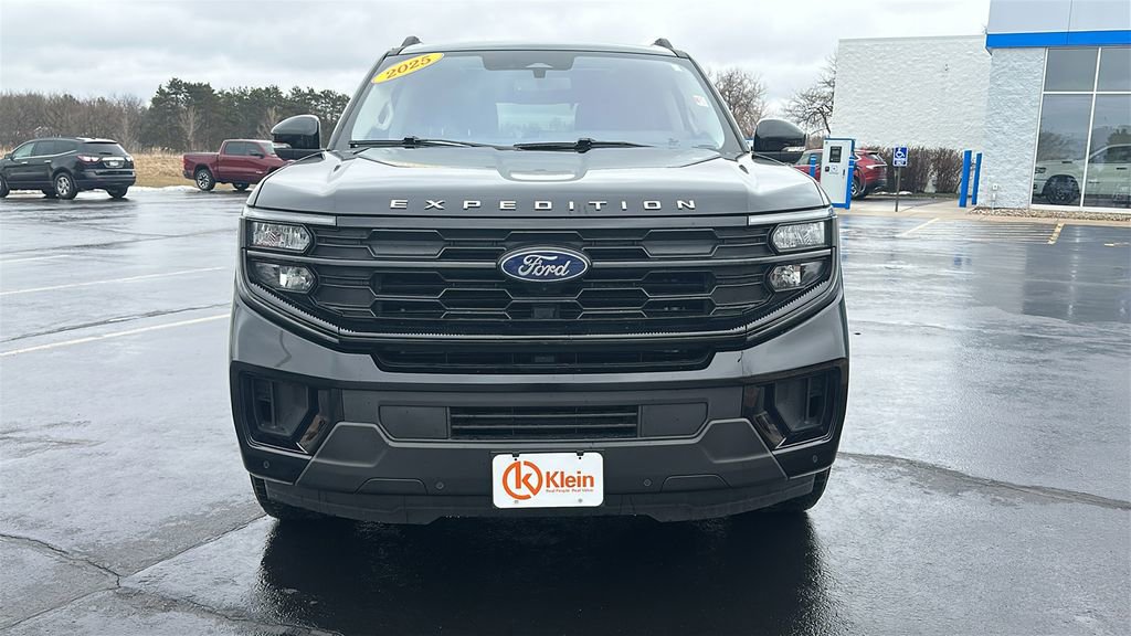 Used 2025 Ford Expedition Active AWD/4WD image 2