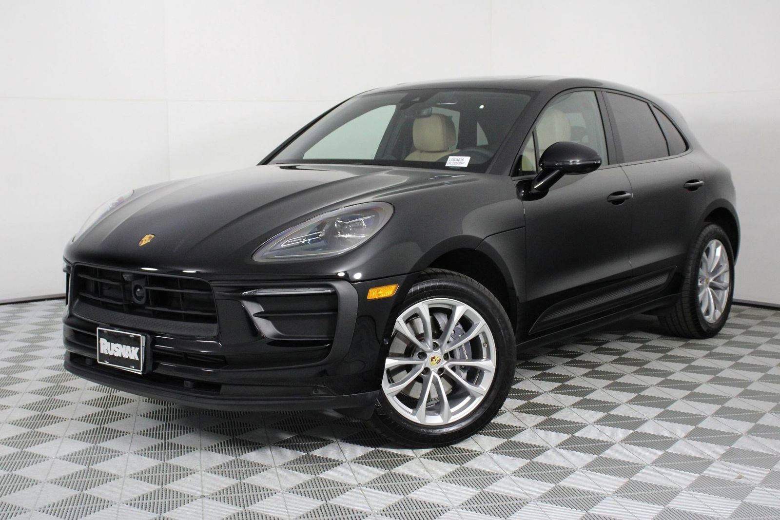Certified 2025 Porsche Macan image 1