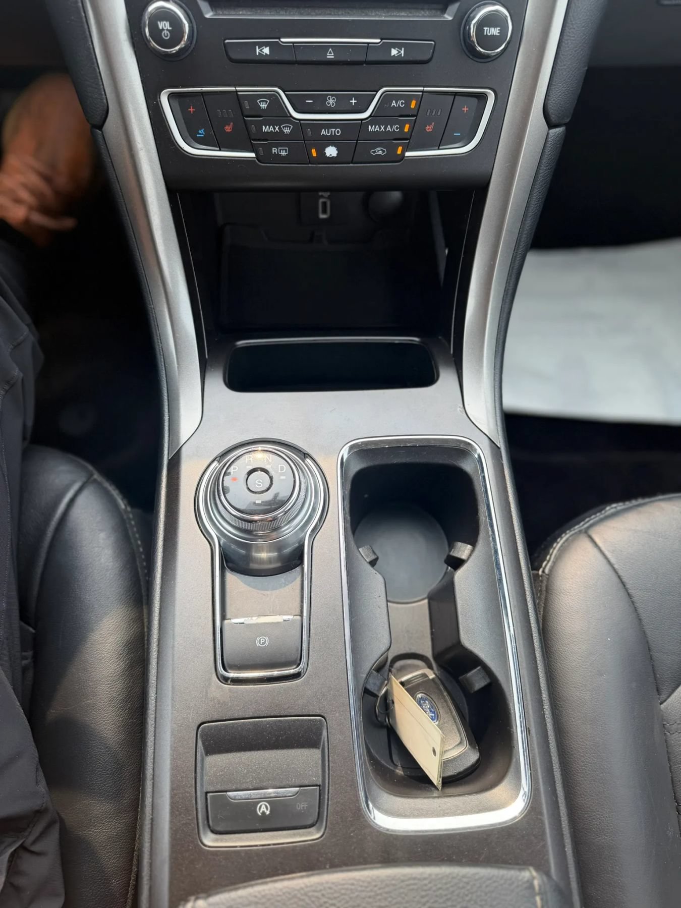 Used 2017 Ford Fusion SE w/ Fusion SE Technology Package FWD image 15