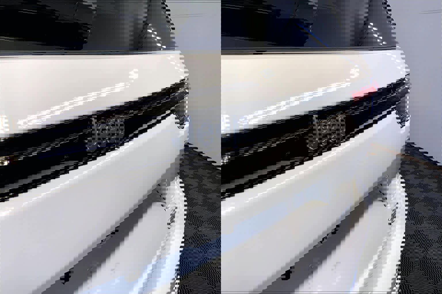 Used 2024 Jeep Grand Cherokee Summit AWD/4WD image 33