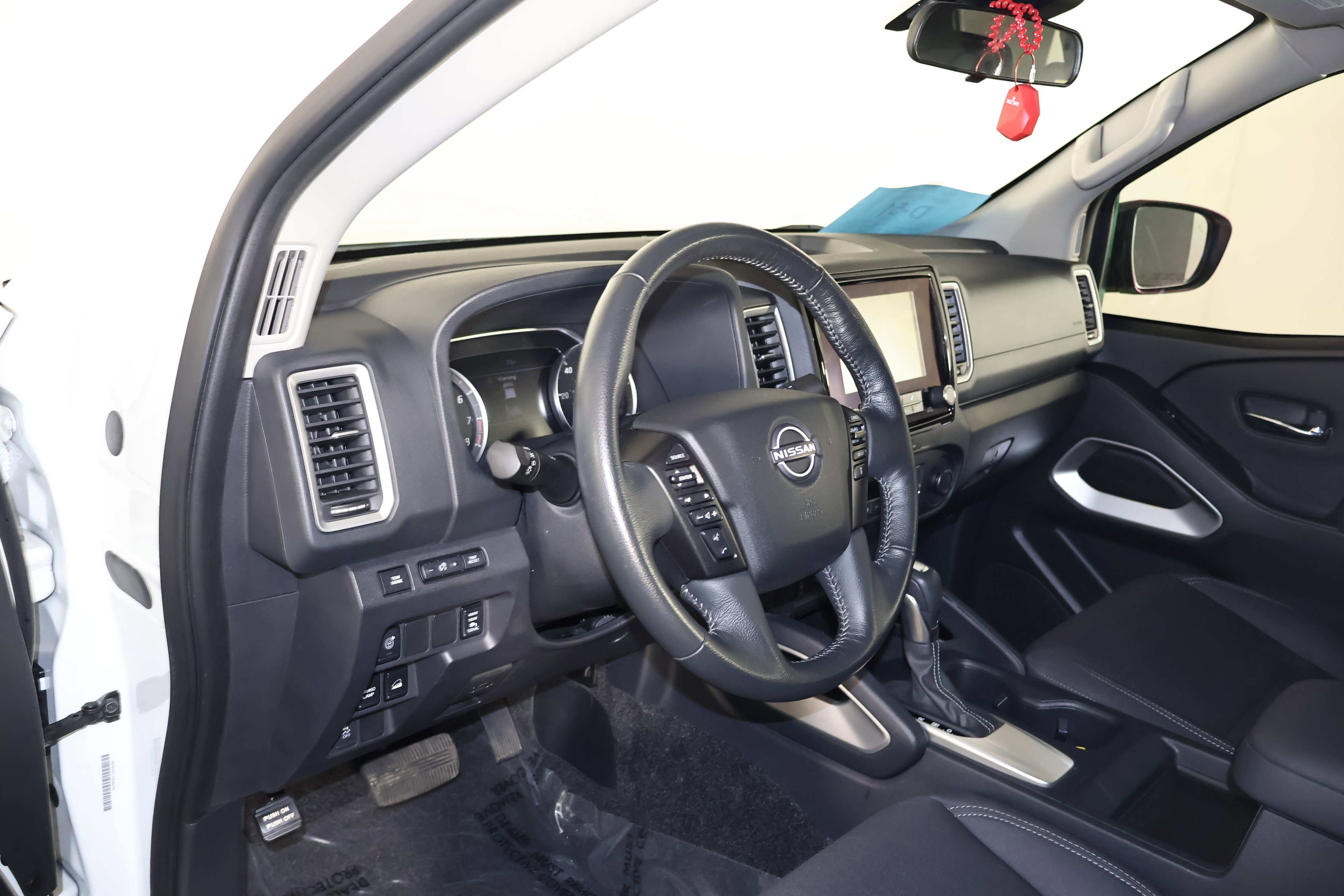 Used 2022 Nissan Frontier SV image 40