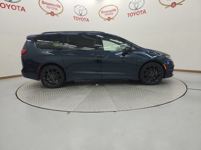 Used 2022 Chrysler Pacifica Limited w/ Uconnect Theater Family Group FWD image 3
