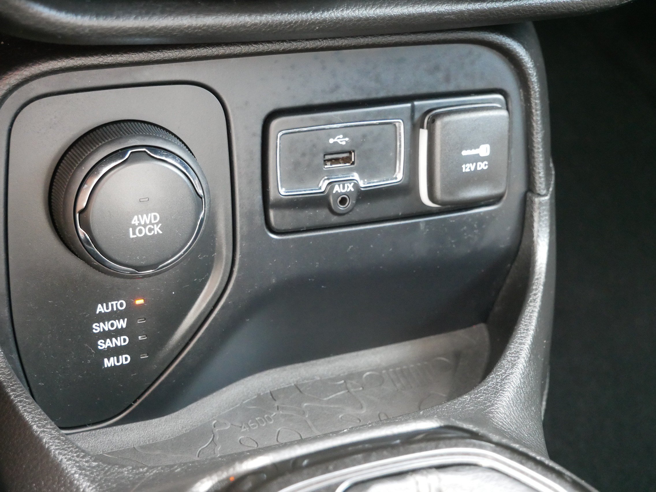 Used 2016 Jeep Renegade Latitude AWD/4WD image 23
