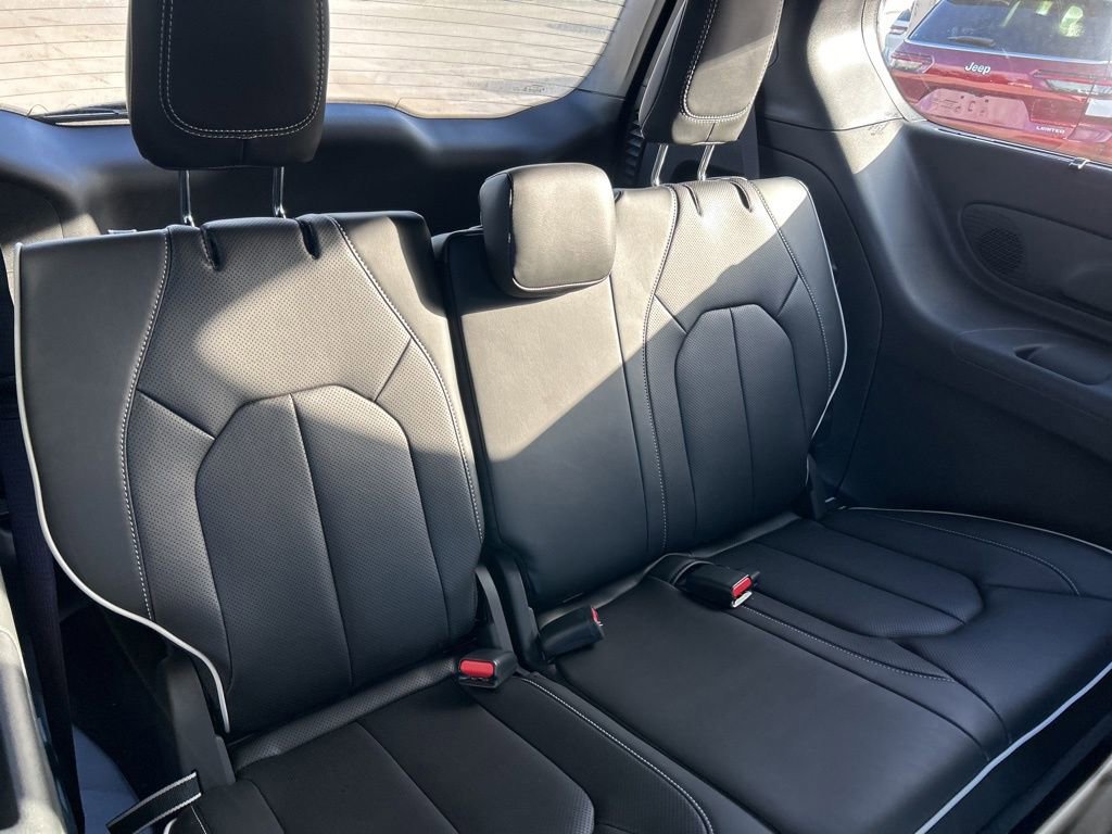 New 2025 Chrysler Pacifica Limited FWD image 28