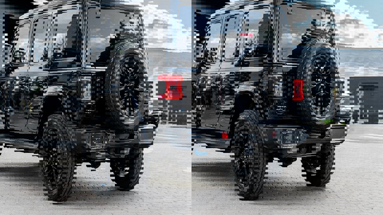 Used 2023 Jeep Wrangler Unlimited Sahara w/ Cold Weather Group AWD/4WD image 9