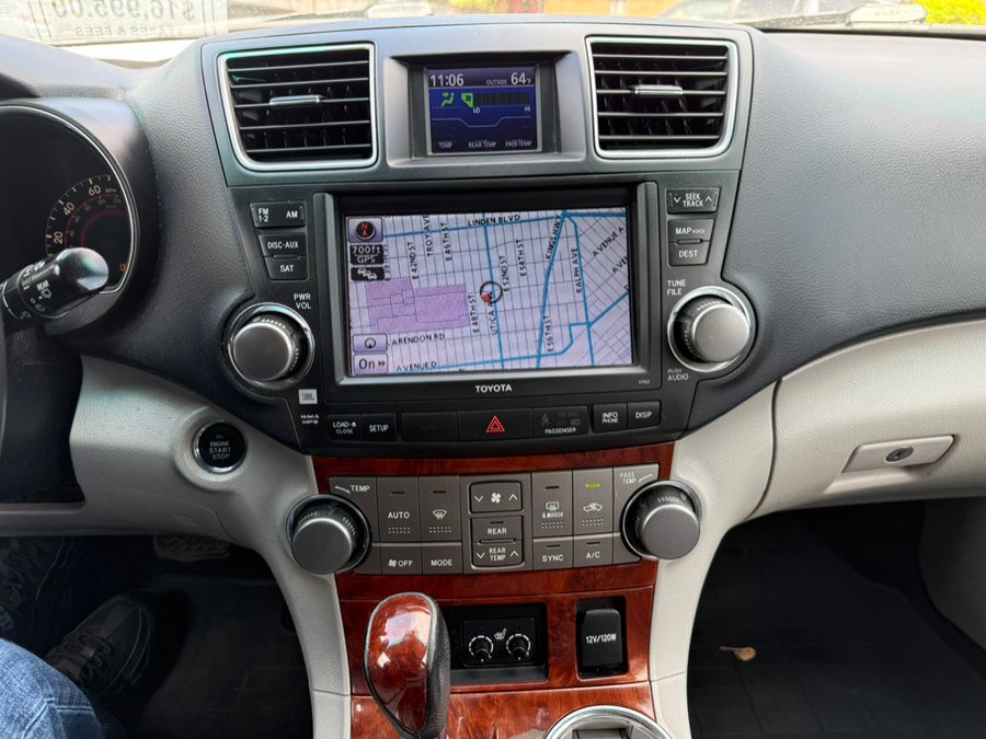 Used 2011 Toyota Highlander Limited w/ Tow Pkg AWD/4WD image 16