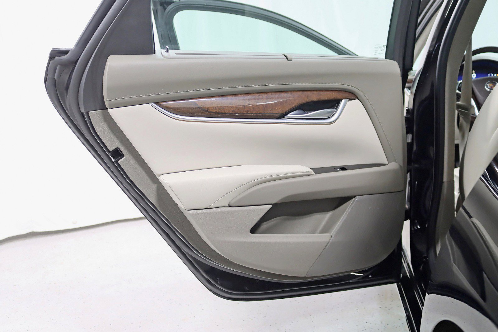 Used 2015 Cadillac XTS Platinum image 36