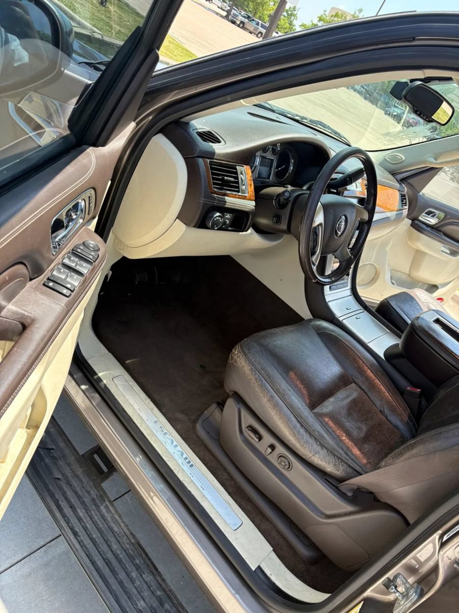 Used 2014 Cadillac Escalade Platinum RWD image 16