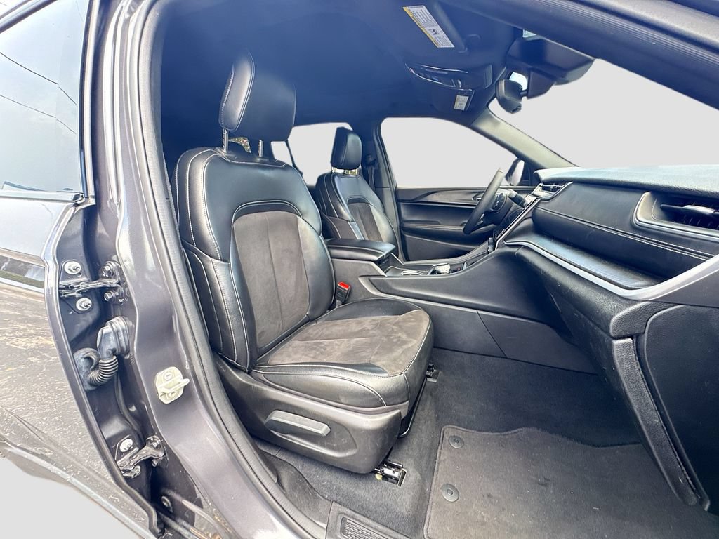 Used 2024 Jeep Grand Cherokee Altitude RWD image 31