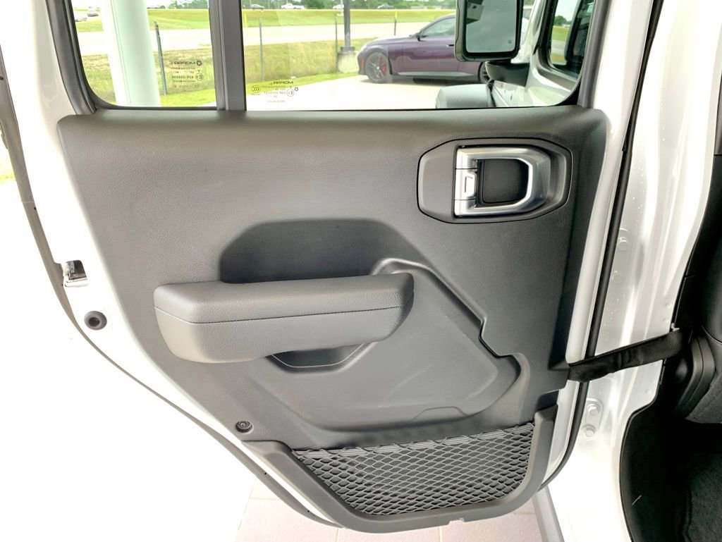Used 2025 Jeep Gladiator Mojave AWD/4WD image 19