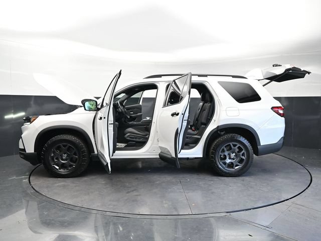 Used 2025 Honda Pilot TrailSport image 33